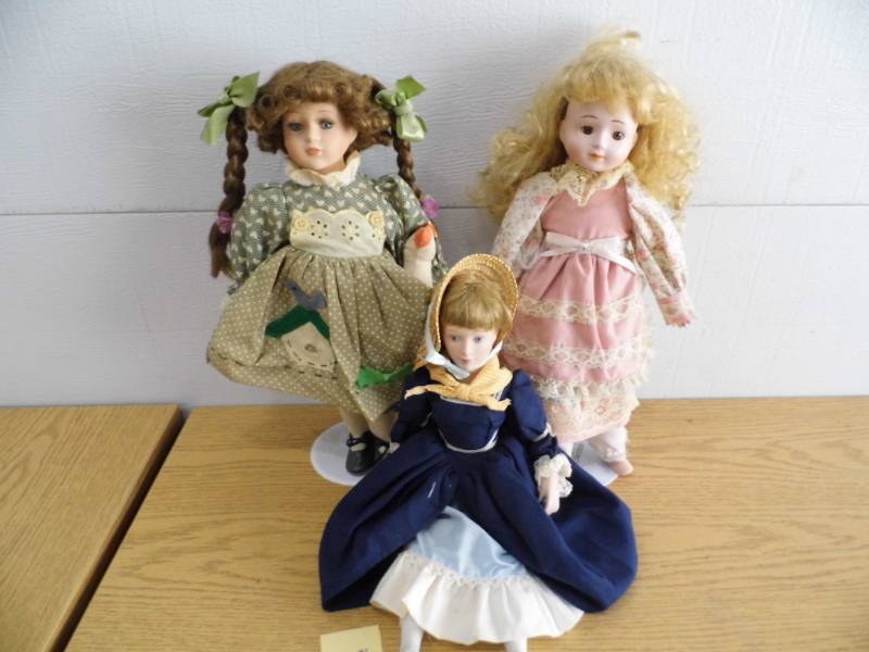lot 18 image: Lot of 3 Dolls