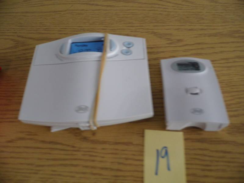 lot 19 image: Lot of 2 Hunter Thermostats