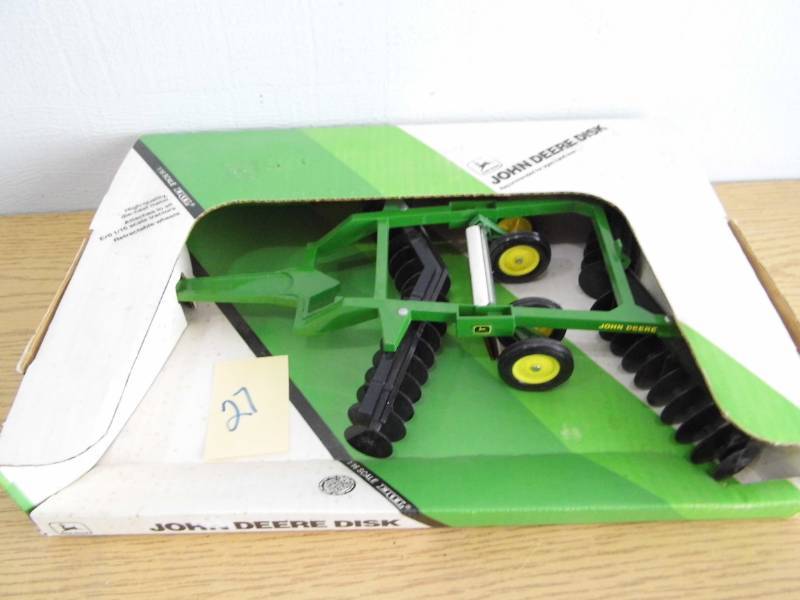 lot 27 image: John Deere Disc