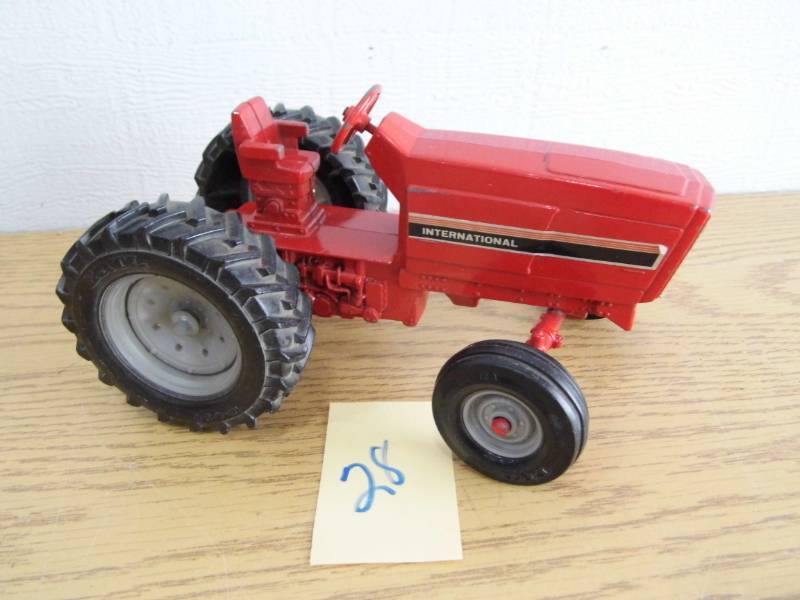 lot 28 image: International Tractor