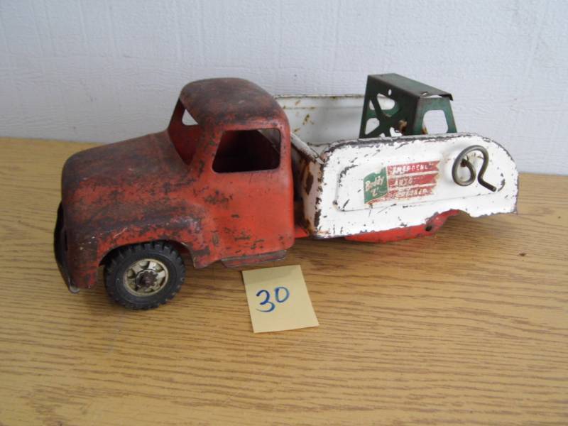 lot 30 image: Buddy L Tow Truck