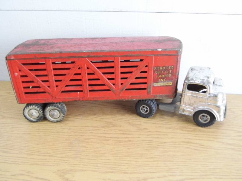 lot 32 image: Structo Cattle Truck