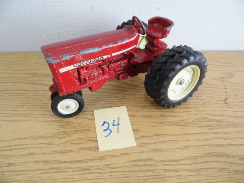 lot 34 image: International Tractor