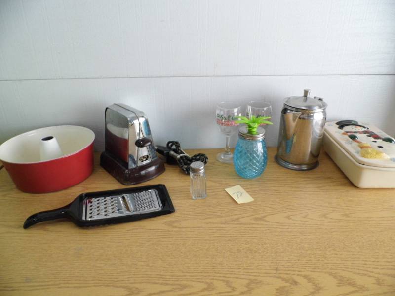 lot 72 image: Kitchen Items w Tote