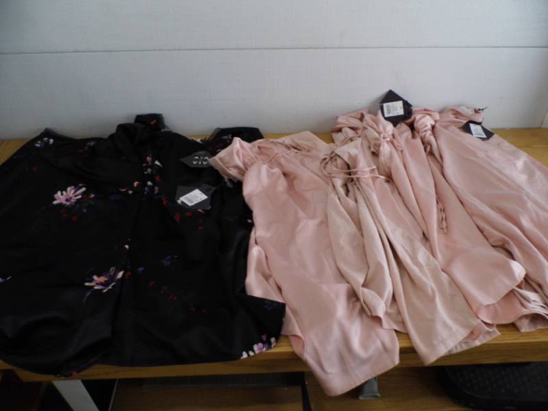 lot 138 image: Ava & Viv Womens Tops