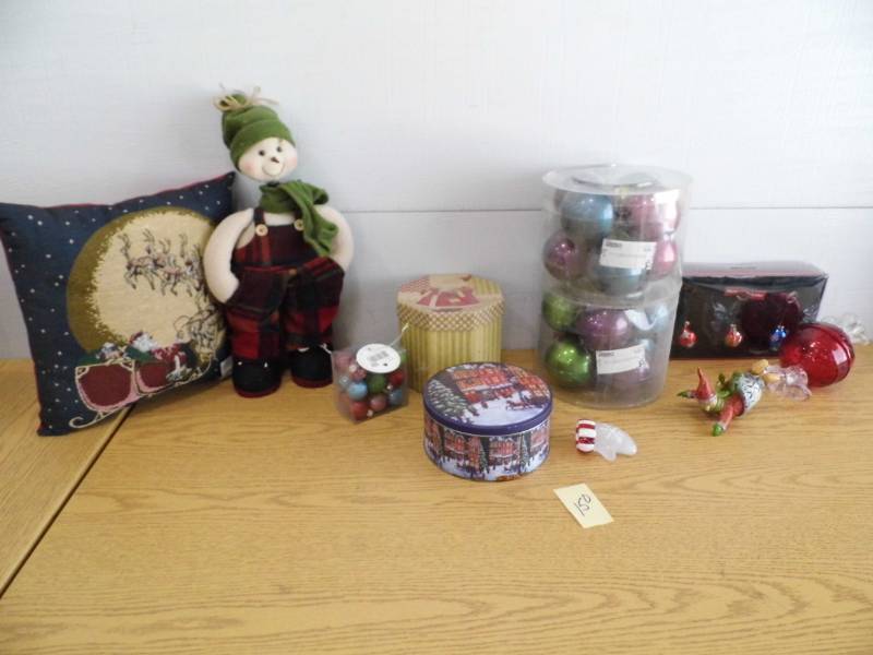 lot 150 image: Christmas Dcor