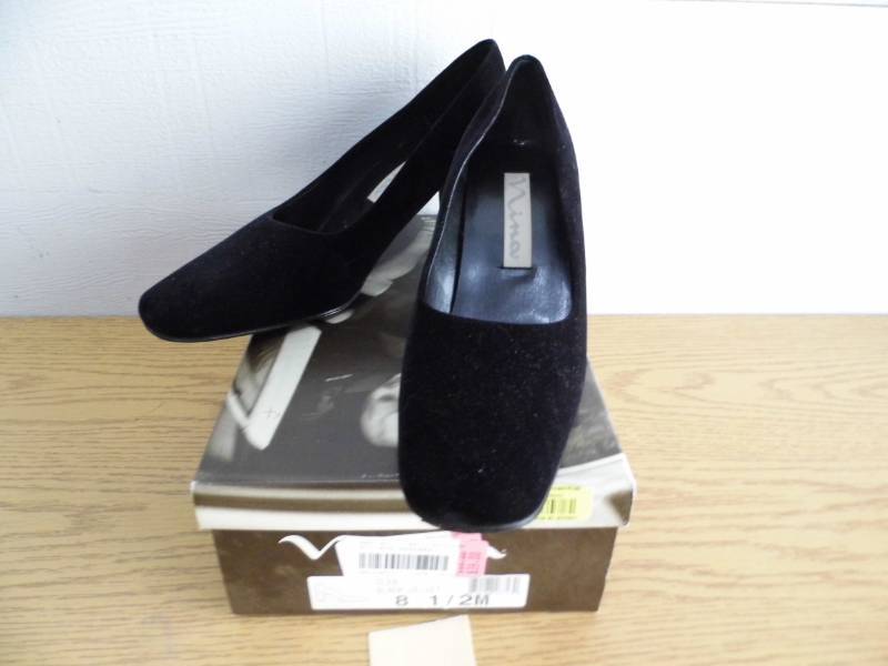 lot 154 image: Womens Black Velvet Shoes