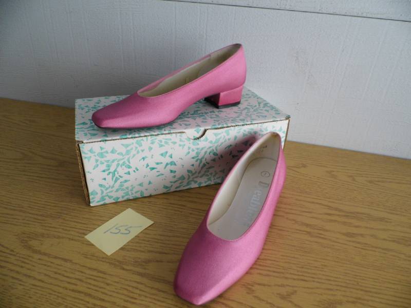 lot 155 image: Womens Dyable Shoes