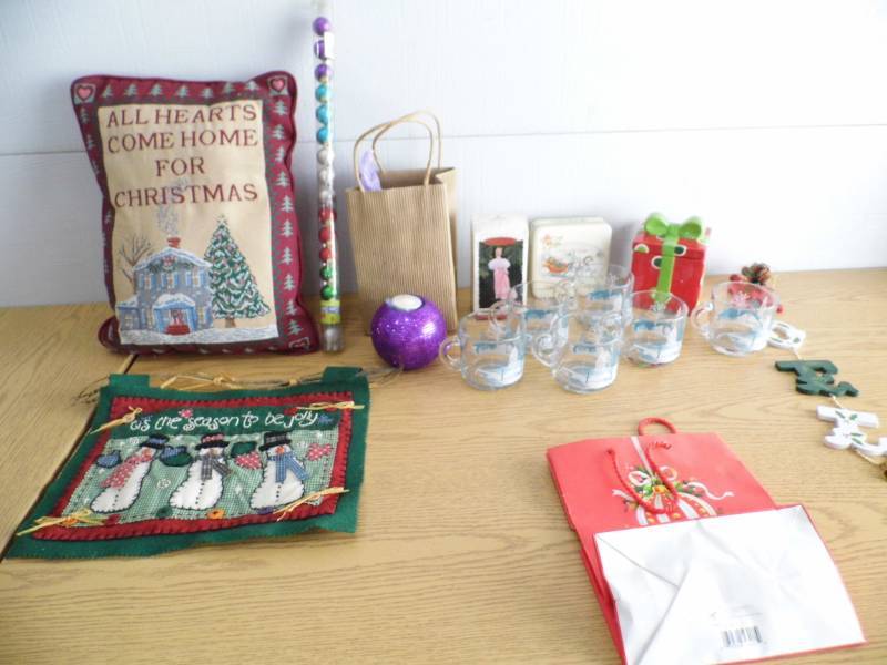 lot 167 image: Christmas Dcor - Tote