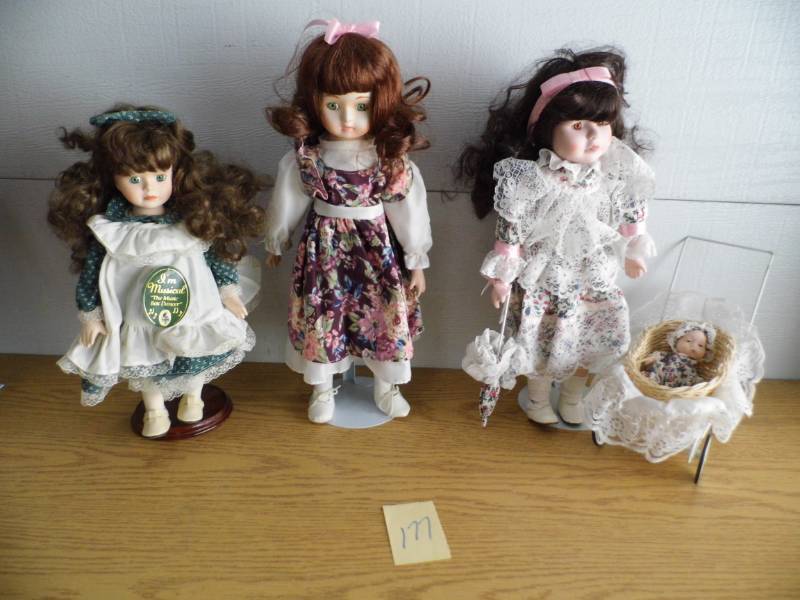lot 177 image: Lot of 4 Dolls