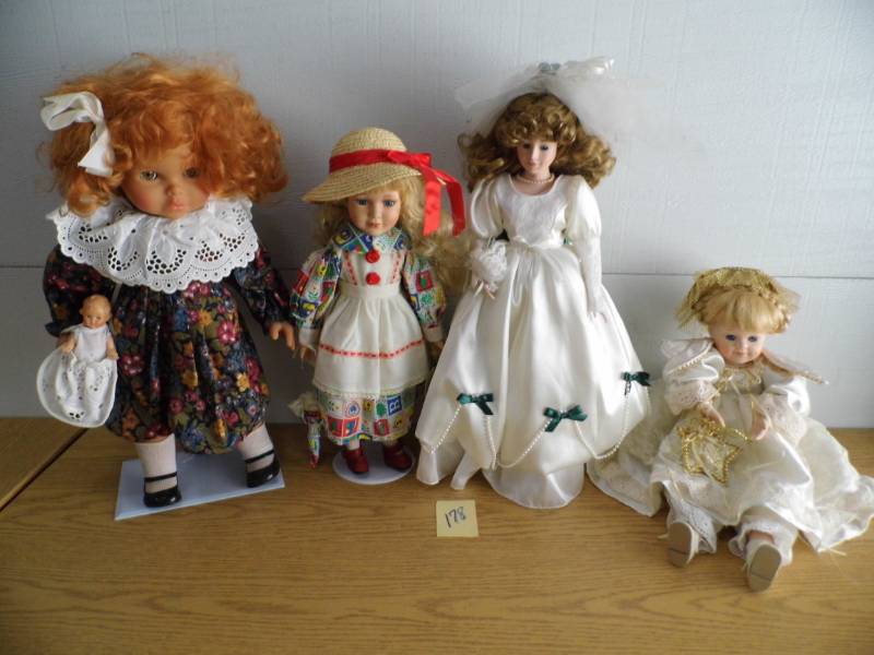 lot 178 image: Lot of 5 Dolls