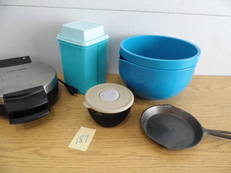 lot 189 image: Black & Decker Waffle Maker - Bowls