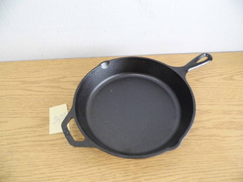 lot 200 image: Lodge Cast Iron Pan