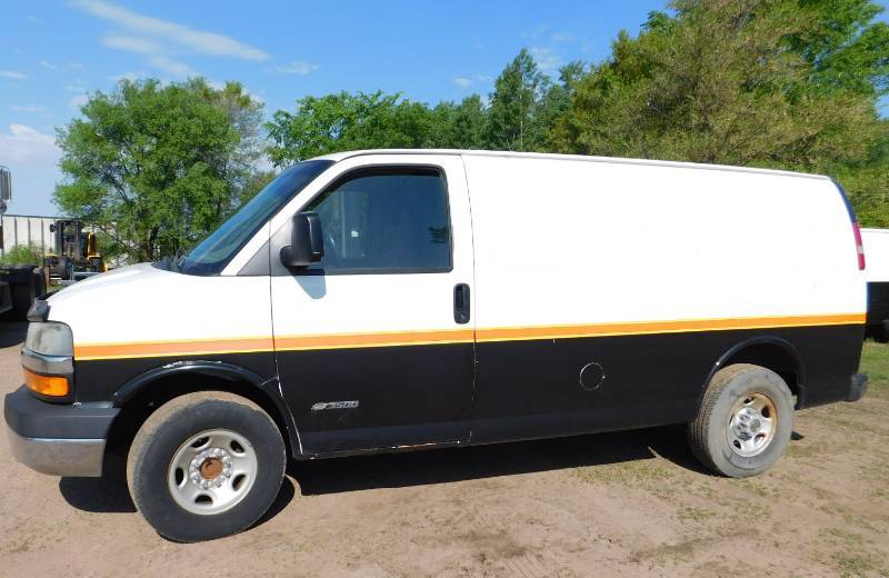 lot 5 image: 2004 Chevy Express Van