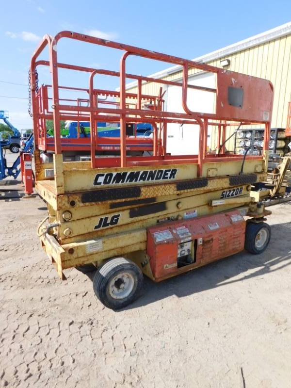 lot 7 image: 1996 JLG CM2033 Scissor Lift
