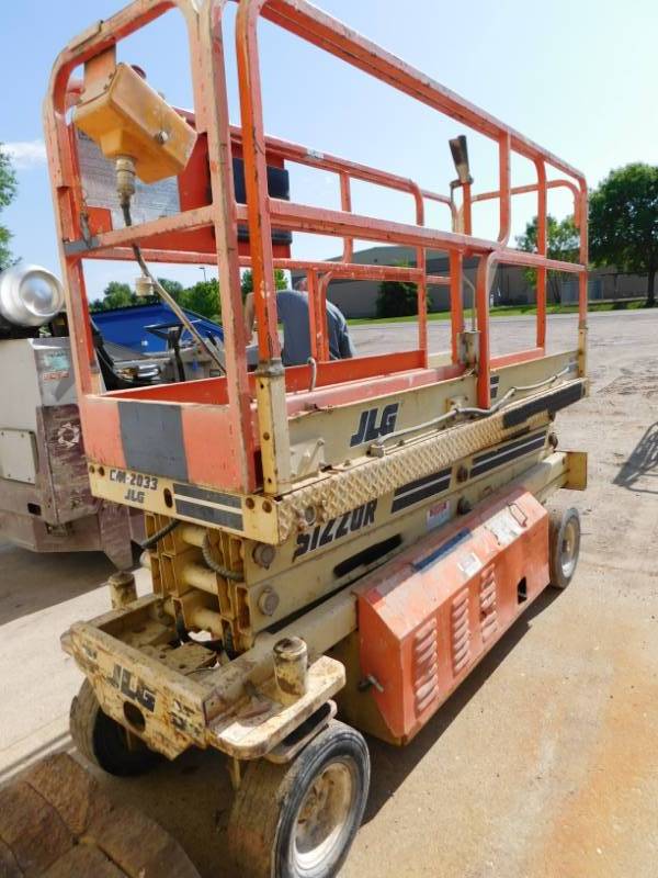 lot 9 image: 1996 JLG CM2033 Scissor Lift