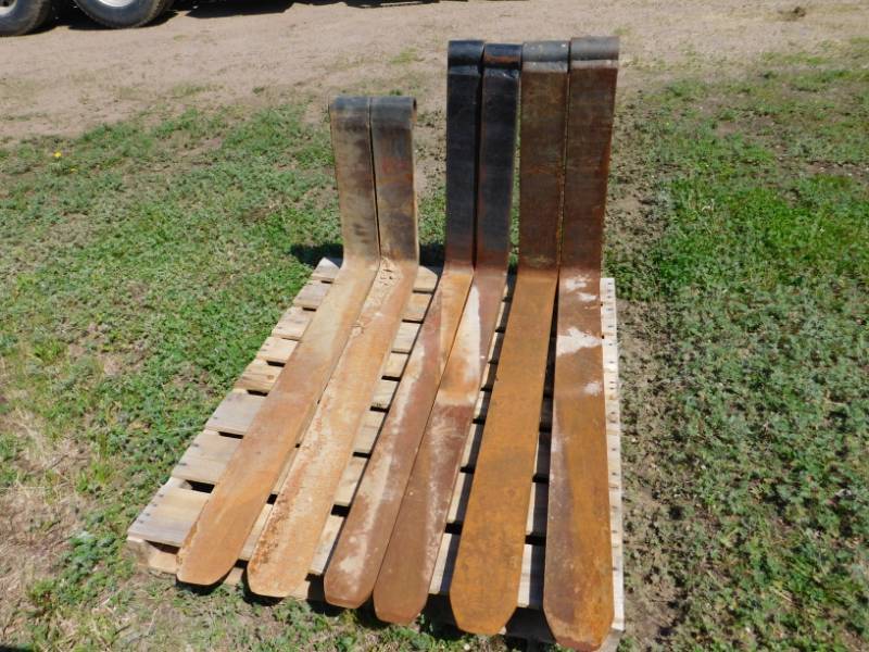 lot 25 image: 48 Shaft Forklift Forks - 3 Pair
