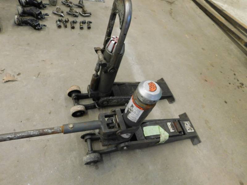 lot 32 image: Two Forklift Jacks