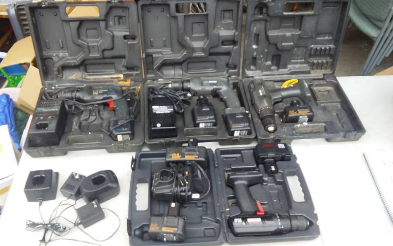 lot 4 image: Large Assortment Of Craftsman Drills, Batteries & Chargers