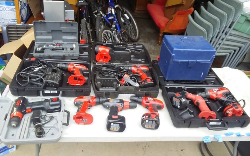 lot 5 image: Large Assortment Of Skil Drills, Batteries & Chargers