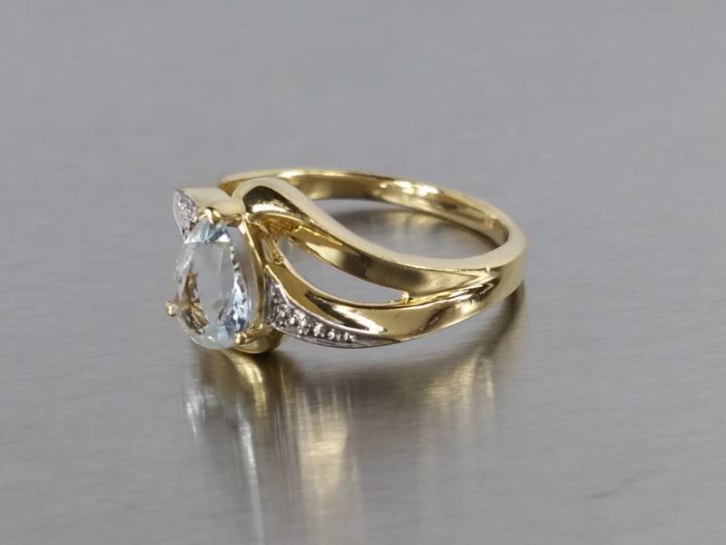 Beautiful Natural Aqua and Diamond 10k Gold Estate Ring
