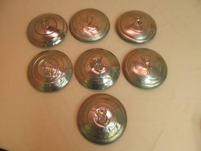 lot 4 image: 7 Vintage Ford V-8 Hubcaps