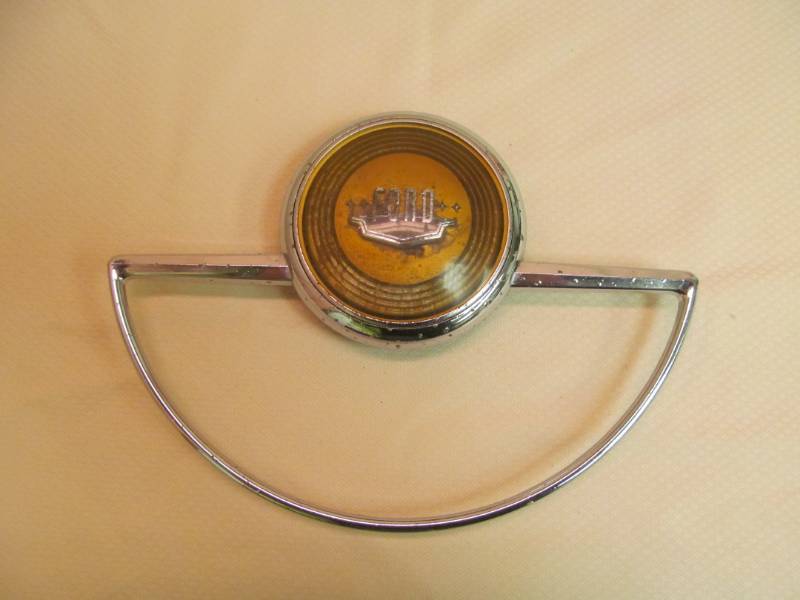 lot 14 image: Vintage 1940s Ford Horn  Ring