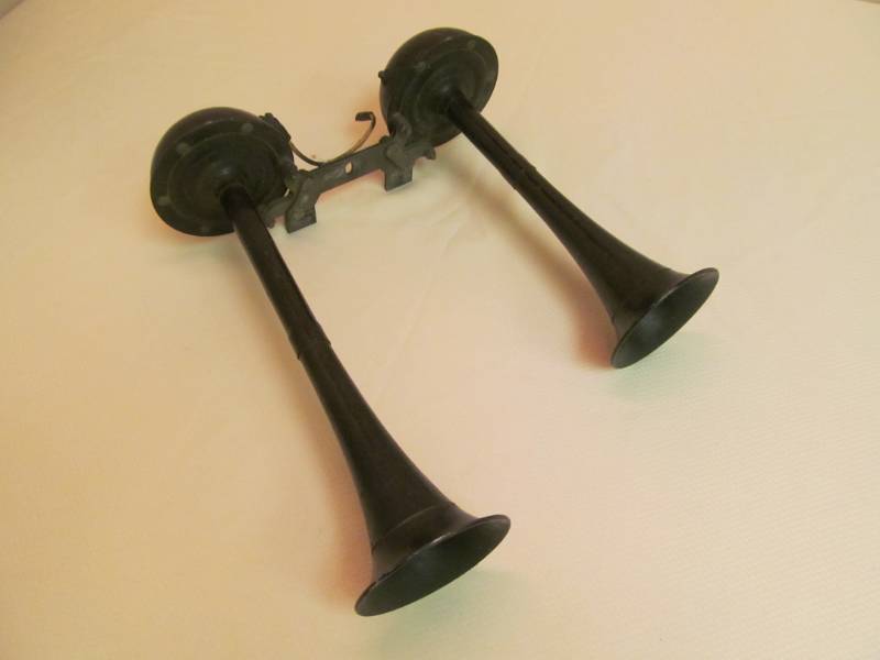 lot 28 image: VintageAntique Dual Trumpet Car Horns