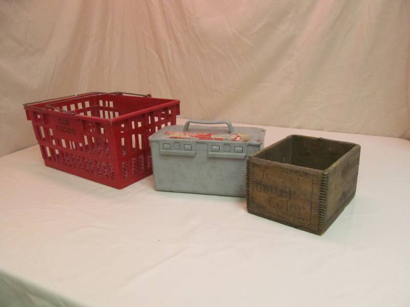 lot 32 image: Plastic Cub Basket with Handle, Storage Box, Vintage Wood Box