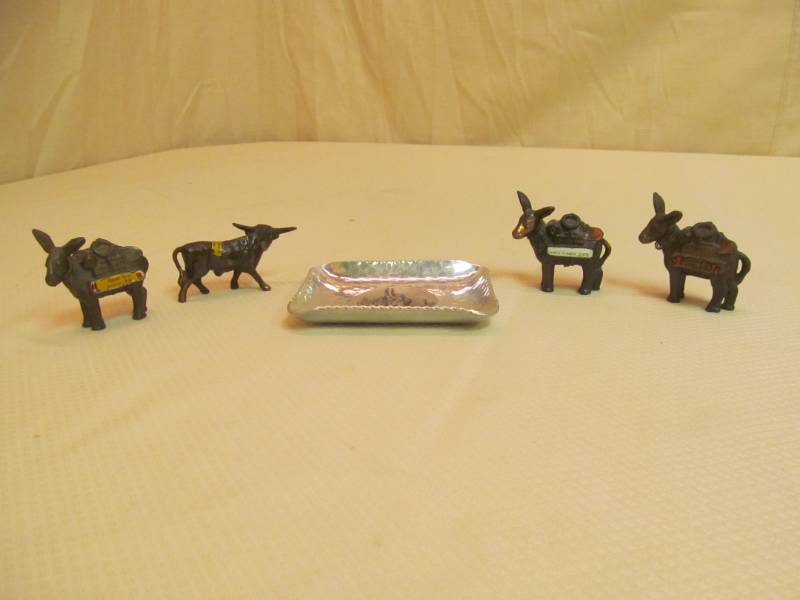 lot 66 image: Aluminum New York Ash tray, Souvenir Donkeys