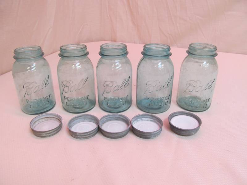 lot 76 image: 5 Blue Ball Canning Jars w Lids