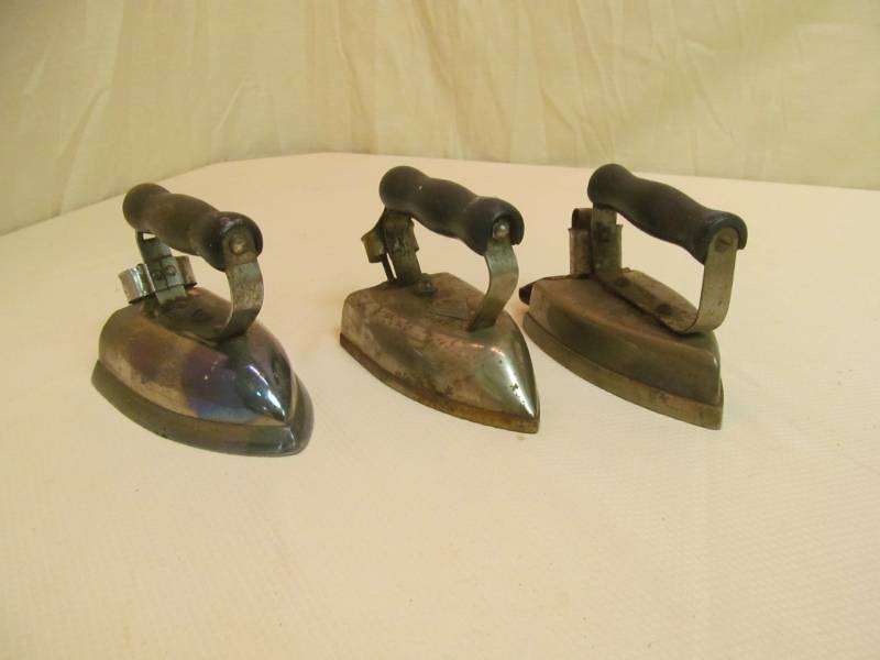 lot 79 image: Large Variety of VintageAntique Irons (3)