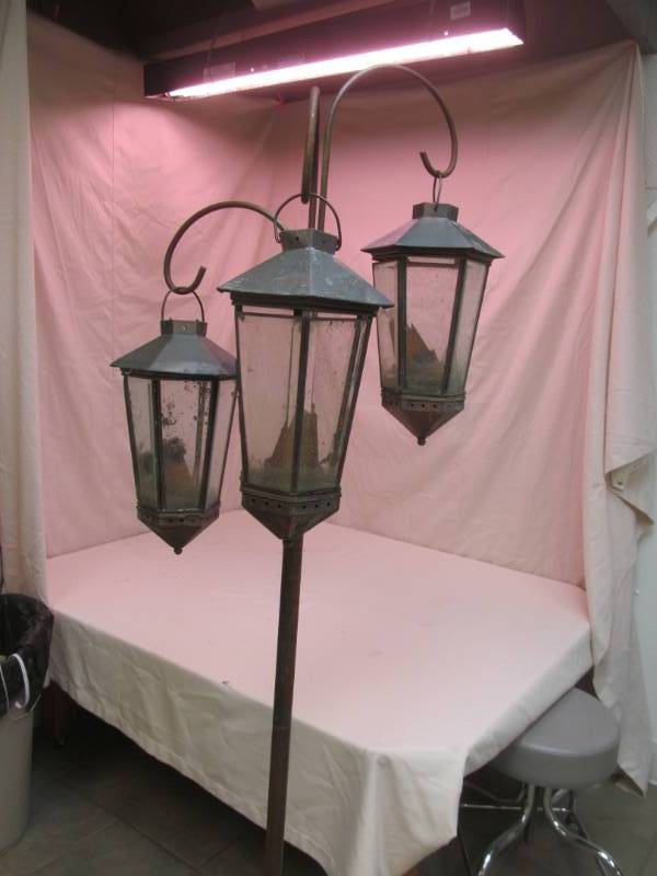 lot 117 image: 3 Way Sheppard Hook w Lanterns