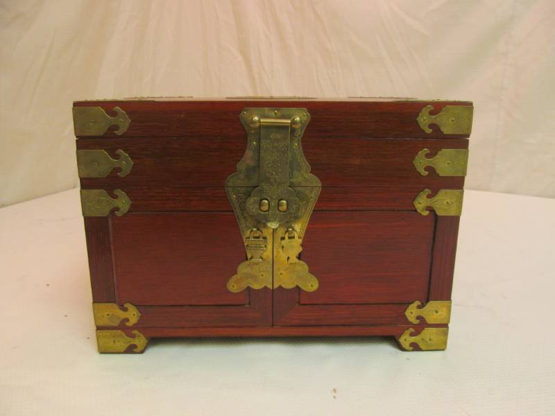 lot 131 image: Jewelry Box