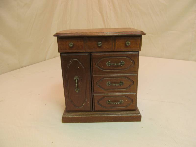 lot 133 image: Jewelry Wooden Box