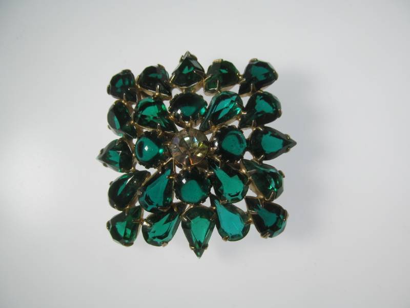 lot 134 image: Vintage Pin w Green Prong Set Stones