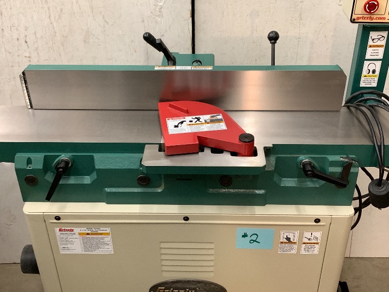 lot 2 image: Grizzly 8 Jointer With Spiral Cutterhead