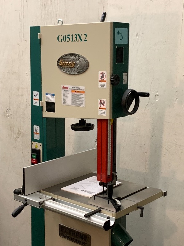 lot 3 image: Grizzly 2HP 17 Bandsaw With Cast Iron Trunnion