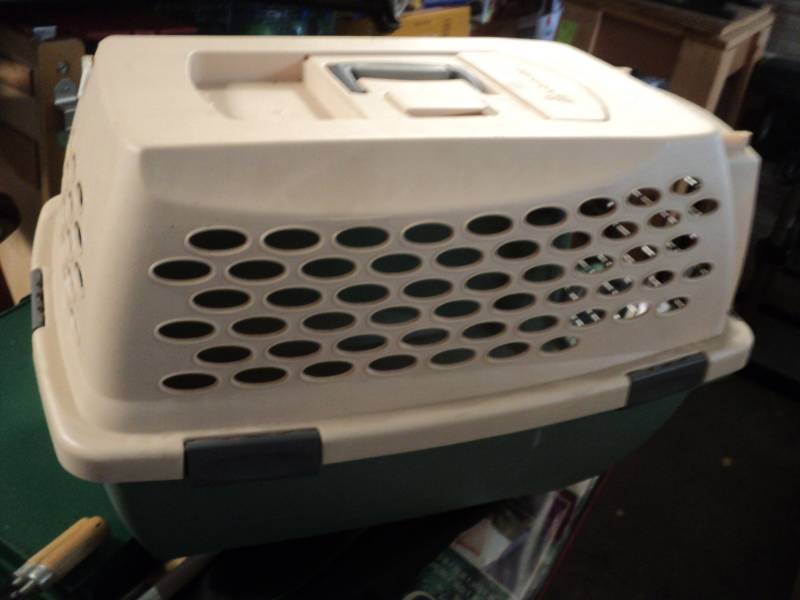 lot 7 image: PetMate Kennel Cab- medium size...