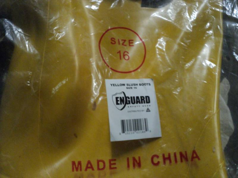 lot 52 image: Size 16 Yellow Slush Boots...
