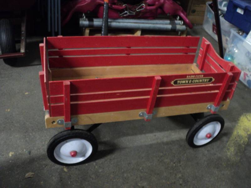 lot 54 image: Radio Flyer Town and Country Wagon...