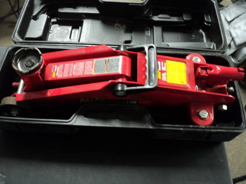 lot 64 image: 2 - Ton 4000 lb. Hydraulic Floor J...