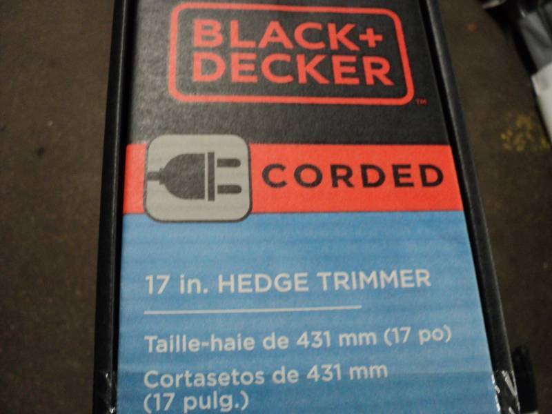 lot 67 image: Black and Decker Corded 17 Hedge T...
