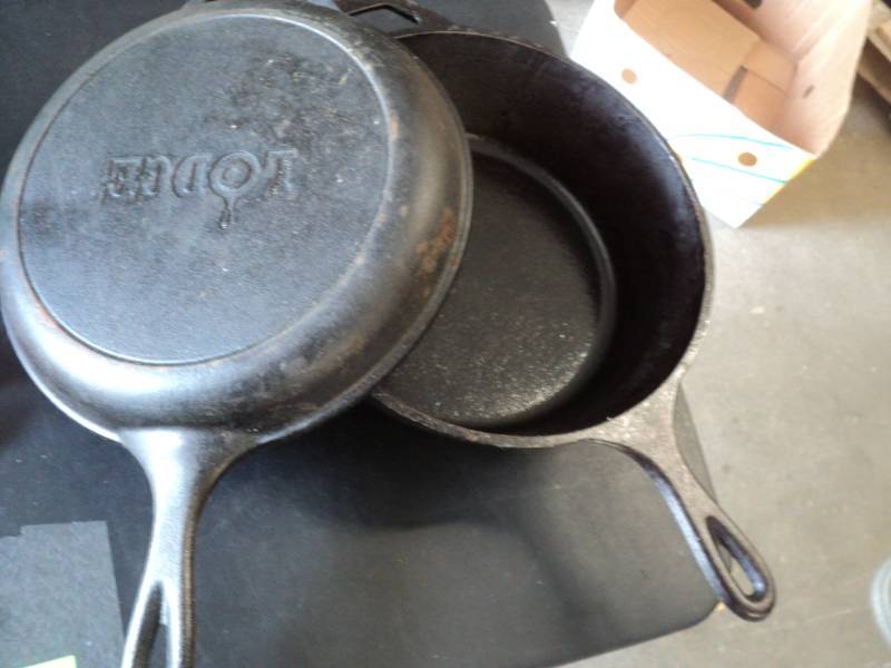 lot 137 image: Lodge Cast Iron Dutch Oven 10 Diam...