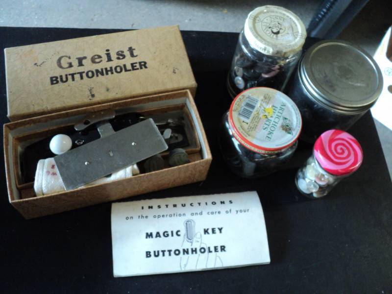 lot 170 image: 4 Jars of Buttons and Greist Button...