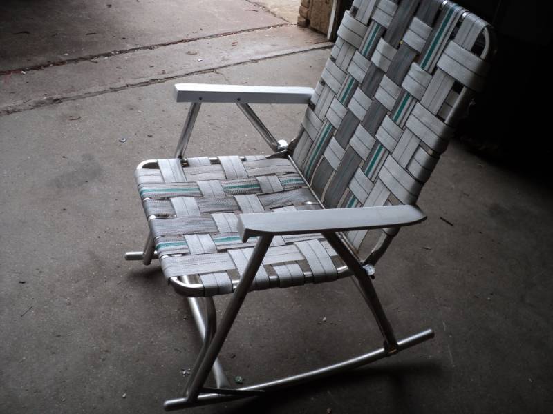 lot 186 image: Vintage Rocking Lawn Chair collaps...