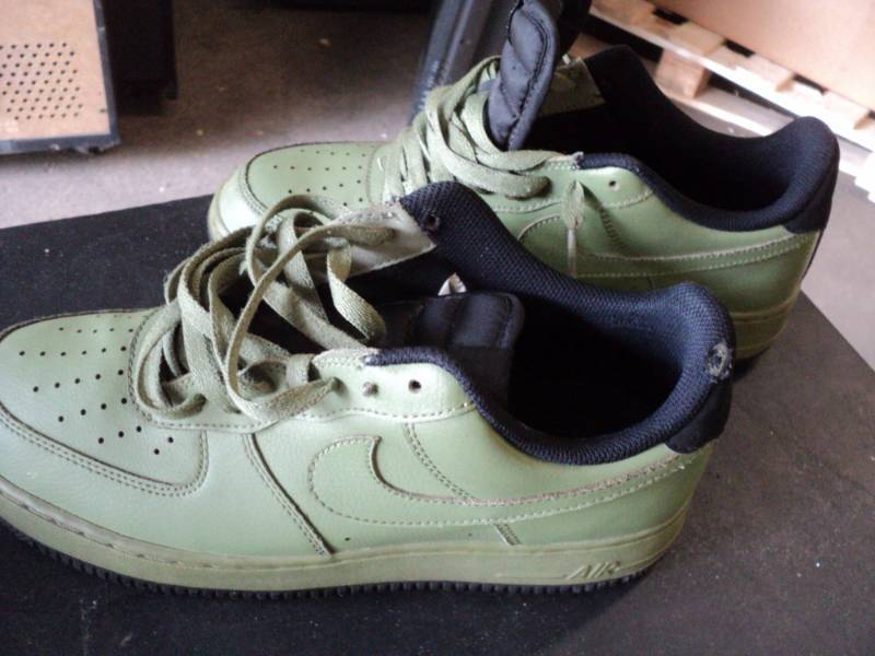 lot 198 image: Nike Air Green Mens size 9 Shoes...