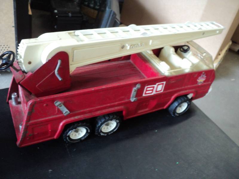lot 205 image: Tonka Metal Fire Truck 21 Long...
