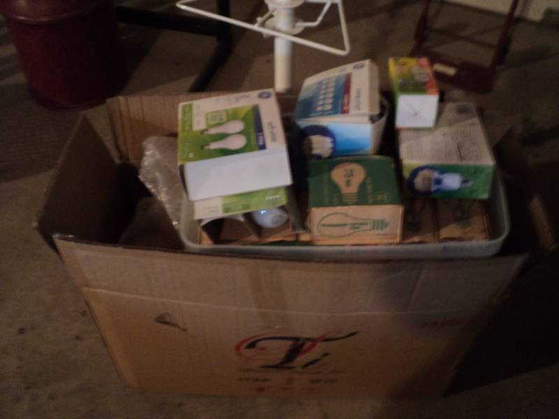 lot 228 image: Box of Bubble wrap, Tub of Light Bu...