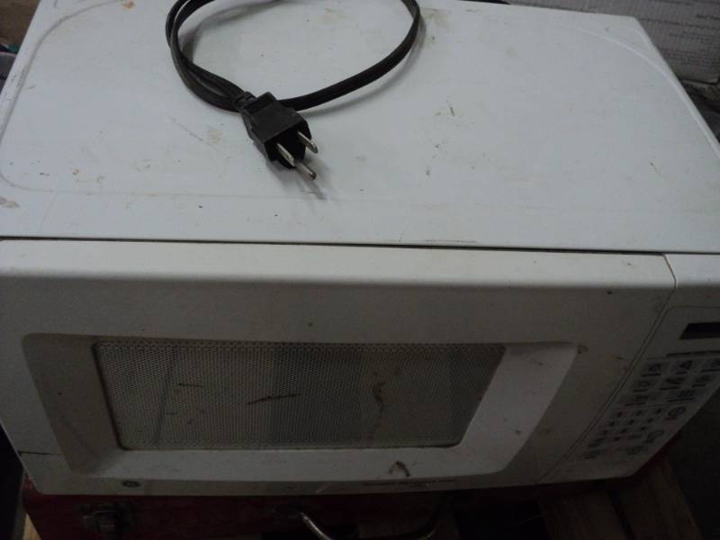 lot 260 image: Microwave needs cleaning, untested...